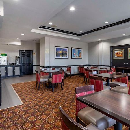 Quality Inn & Suites I-35 E-Walnut Hill Dallas Exterior photo